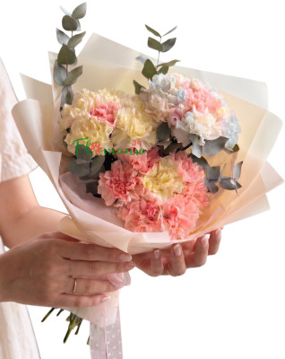 Букет из разноцветных гвоздик и эвкалипта «Ванильный закат»